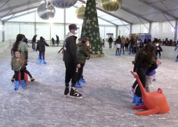 Ceuta recupera la magia del hielo estas Navidades con una gran pista en el Parque Juan Carlos I