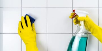 El método más seguro y eficaz para limpiar las juntas negras del suelo: Expertos advierten sobre el riesgo de combinar lejía y vinagre