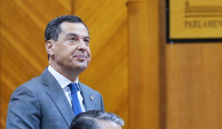 (Foto de ARCHIVO)
El presidente de la Junta de Andalucía, Juanma Moreno toma la palabra durante la segunda jornada del Pleno del Parlamento andaluz. A 3 de octubre de 2024, en Sevilla (Andalucía, España). En la sesión se realizó el control al Gobierno, con preguntas de los grupos parlamentarios al presidente de la Junta de Andalucía.

Francisco J. Olmo / Europa Press
03/10/2024