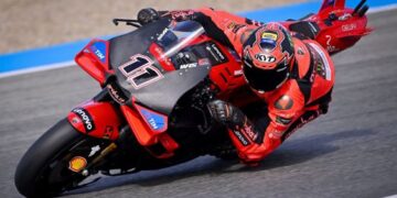 Bulega gana experiencia en MotoGP y sigue adaptándose a la Desmosedici