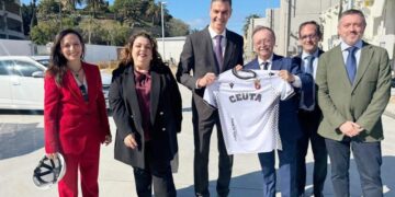 Pedro Sánchez muestra su apoyo al AD Ceuta durante su visita a la ciudad autónoma