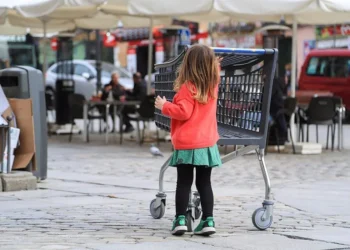 Bruselas alerta del avance de la pobreza infantil en España, el segundo peor dato de la UE