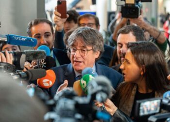 Moncloa aprovecha el parón del Congreso para aliviar la presión de Junts hasta 2026 mientras Puigdemont amenaza con la energía nuclear