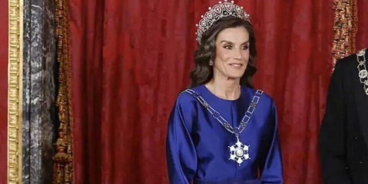 La reina Letizia deslumbra con la tiara rusa en la cena de gala en honor al sultán de Omán