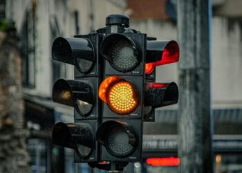 La DGT confirma qué es mejor: frenar o pasar en un semáforo en ámbar