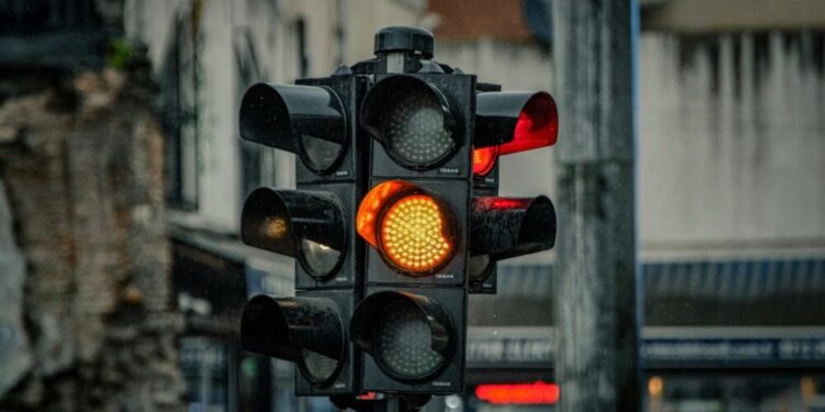 La DGT confirma qué es mejor: frenar o pasar en un semáforo en ámbar