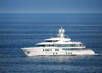 Un exclusivo megayate de 74 metros hace escala en el puerto de Ceuta