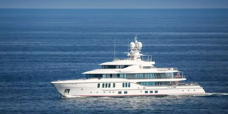 Un exclusivo megayate de 74 metros hace escala en el puerto de Ceuta