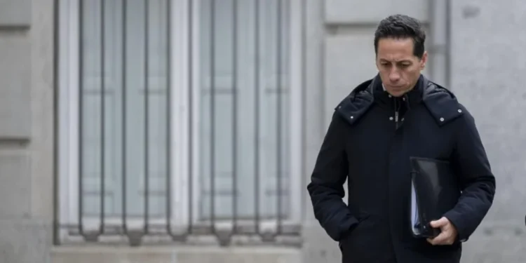 Un juez del Supremo prohíbe salir de España a un exdirectivo de Acciona por el ‘caso Koldo’