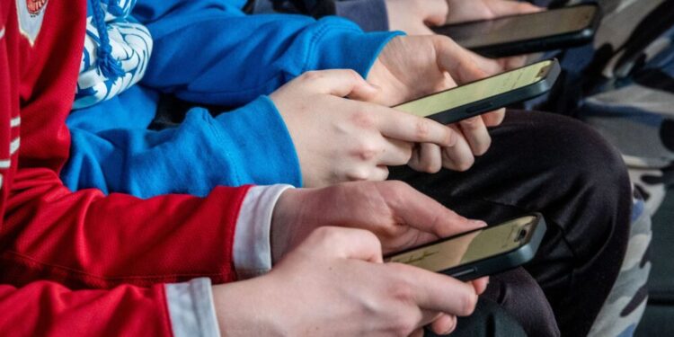 El PP propone bloquear las redes sociales a menores de 16 años entre las 22 y las 8 horas