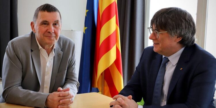 Puigdemont y Otegi celebran un encuentro en Waterloo para reforzar la cooperación política