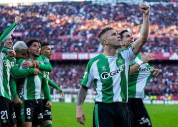 El Betis se impone en el derbi sevillano en un partido interrumpido por incidentes en la grada