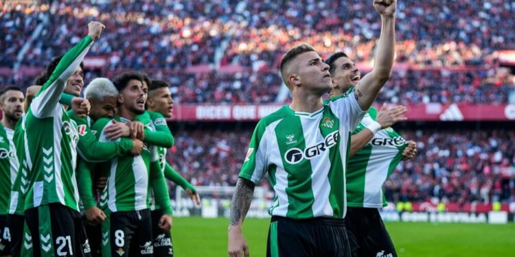 El Betis se impone en el derbi sevillano en un partido interrumpido por incidentes en la grada