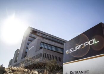 Redes criminales en Europa usan a menores como peones de violencia por encargo