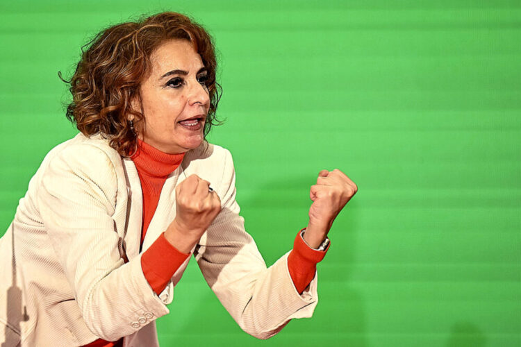 SEV02. SEVILLA, 08/01/2025.- La vicepresidenta del Gobierno y vicesecretaria general del PSOE, María Jesús Montero, ha anunciado este miércoles en Sevilla que optará a la Secretaría General de los socialistas andaluces en el proceso abierto dentro de este partido, para hacer de esta formación "un proyecto de todos". EFE/ Raúl Caro