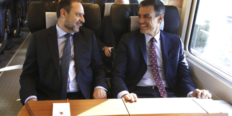 Cuatro episodios que evidencian la cercanía entre Sánchez y Ábalos pese a sus declaraciones