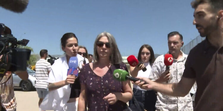 Paqui Muñoz, esposa de Santos Cerdán, aplaza su comparecencia en la comisión del ‘caso Koldo’ por problemas de salud