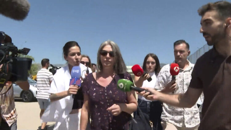 Fotogramas de vídeo de la llegada de la mujer de Cerdán, Paqui Muñoz, a la cárcel de Soto del Real. Europa Press