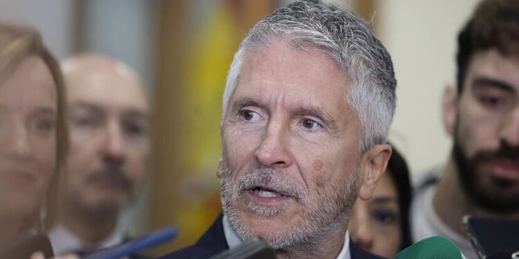 Marlaska se mantiene firme frente a la demanda del juez Peinado por supuestas injurias