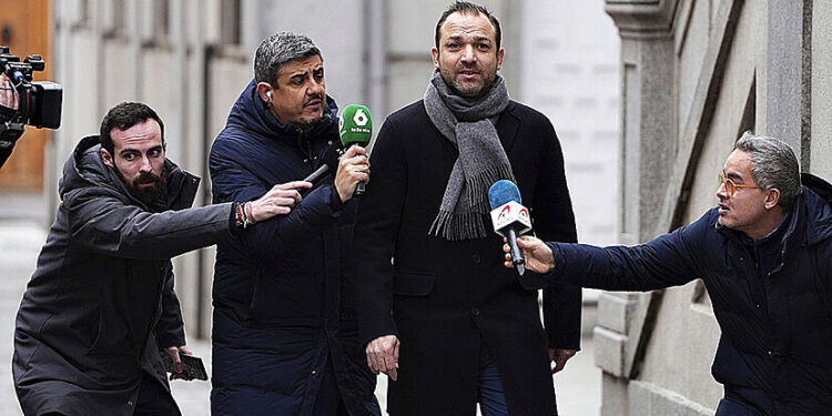 Ábalos recibe en prisión la primera visita de su hijo y su expareja en Soto del Real