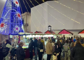 Un recorrido por los sabores y la artesanía del mercadillo navideño de Ceuta