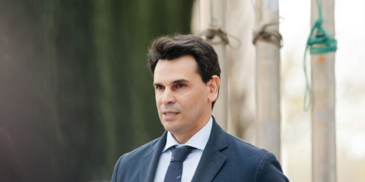 Nuevo alias y rol interno: Quirón reconoce que el novio de Ayuso figura en sus archivos como “Alberto Burnet”