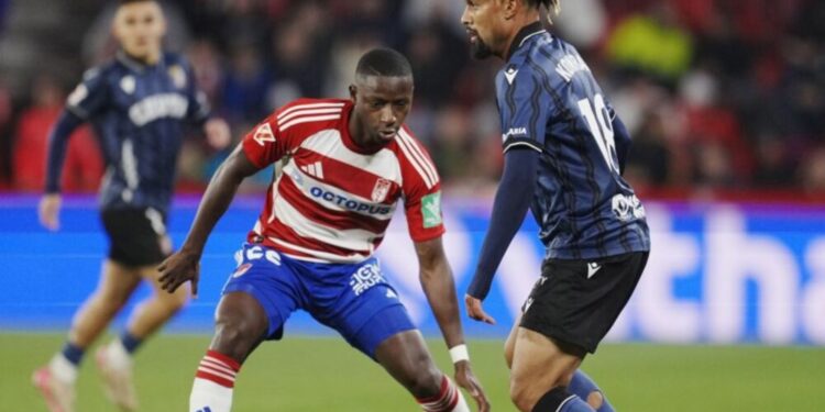 El Ceuta sueña con terminar el año en puestos de ascenso tras frenar al Granada