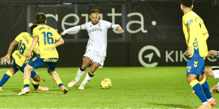 El Ceuta se agarra a un punto en el descuento gracias a un Matos decisivo