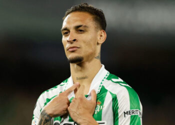 Preocupación en el Betis: Antony sale cojeando antes del duelo con el Barça