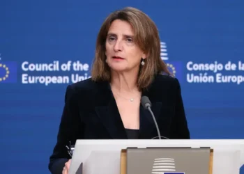 Europa rectifica sobre los coches de combustión y deja en evidencia a Teresa Ribera