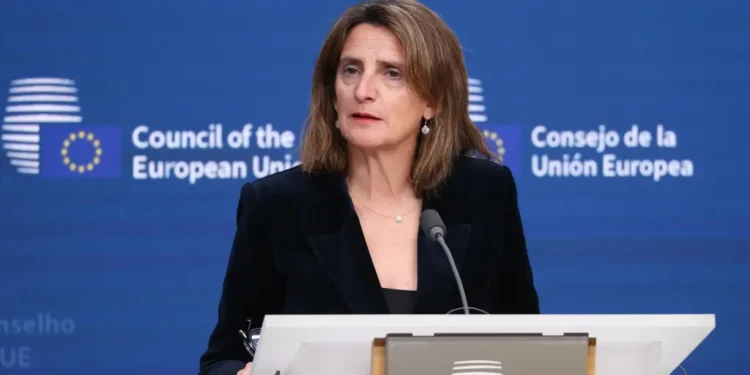 Europa rectifica sobre los coches de combustión y deja en evidencia a Teresa Ribera