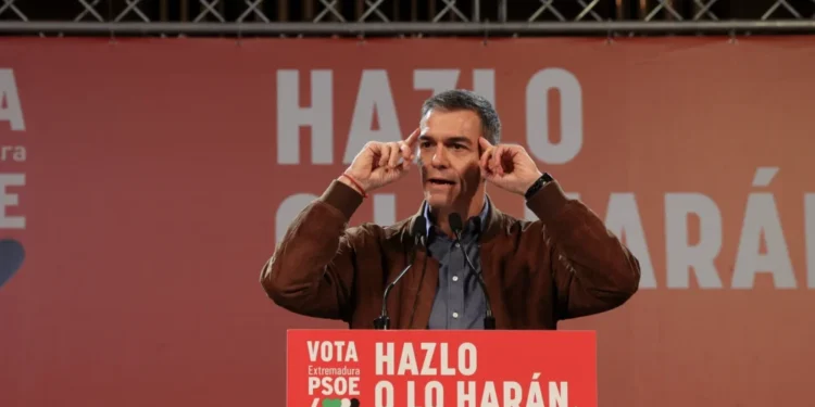 Sánchez reafirma su voluntad de seguir gobernando pese a los escándalos y carga contra la Iglesia