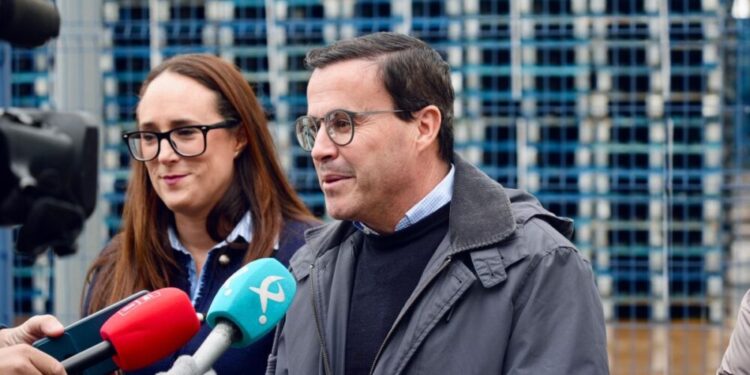 Gallardo acusa a Feijóo de experimentar con Extremadura y anuncia “sorpresas” electorales