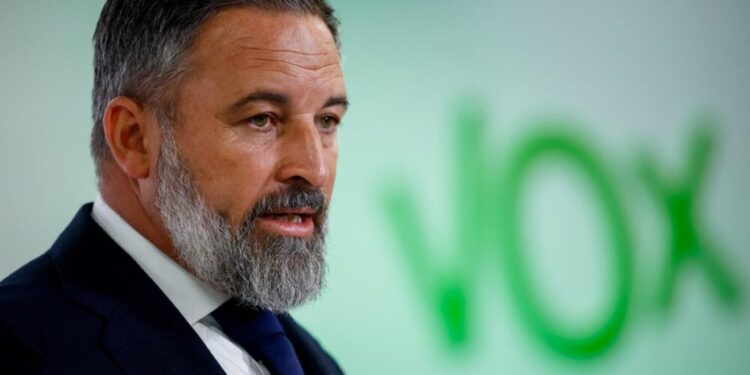 Abascal critica la actitud de Feijóo y acusa al PP de “estafa” en Extremadura