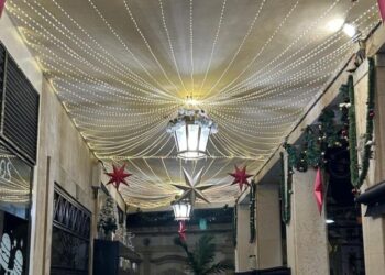 La calle Camoens de Ceuta brilla esta Navidad gracias a la iniciativa de 100 Montaditos y Granier