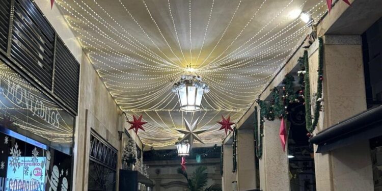 La calle Camoens de Ceuta brilla esta Navidad gracias a la iniciativa de 100 Montaditos y Granier