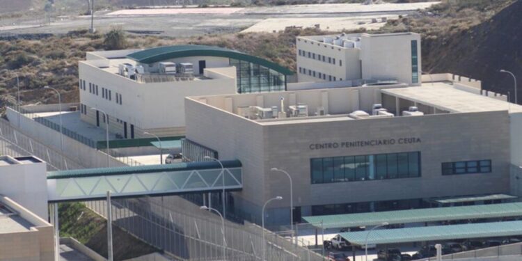 Familias e internos se acercan a través de un innovador talent show en la cárcel de Ceuta