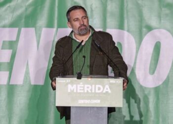Abascal genera controversia en Plasencia con comentario tras homenaje a Robe Iniesta