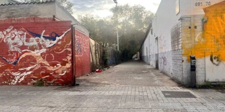 Cientos de migrantes se quedan en la calle tras el desalojo del antiguo instituto B9 en Badalona