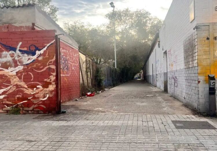 Cientos de migrantes se quedan en la calle tras el desalojo del antiguo instituto B9 en Badalona