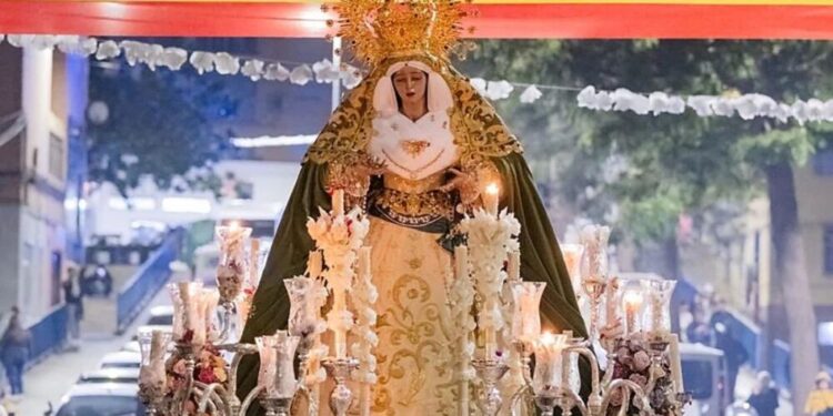 Sevilla se vuelca con la festividad de la Esperanza y una decena de besamanos marianos