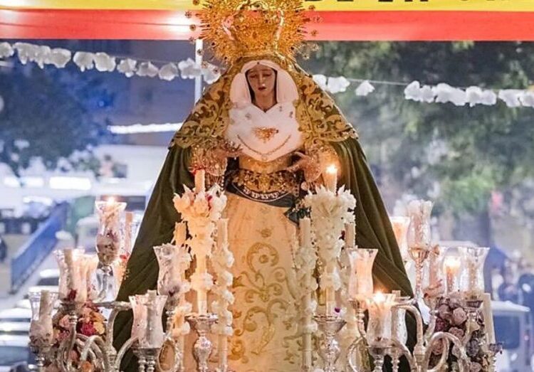 Sevilla se vuelca con la festividad de la Esperanza y una decena de besamanos marianos