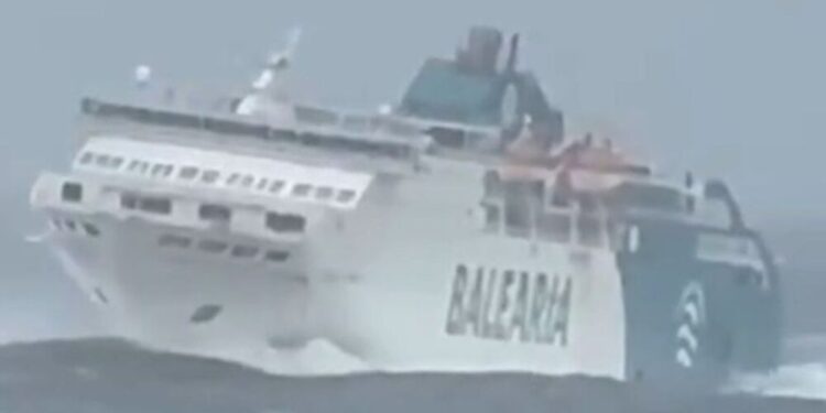 El temporal en el Estrecho obliga a un ferry con destino a Ceuta a darse la vuelta: El buque de Baleària regresa a Algeciras tras sufrir un fuerte golpe de mar