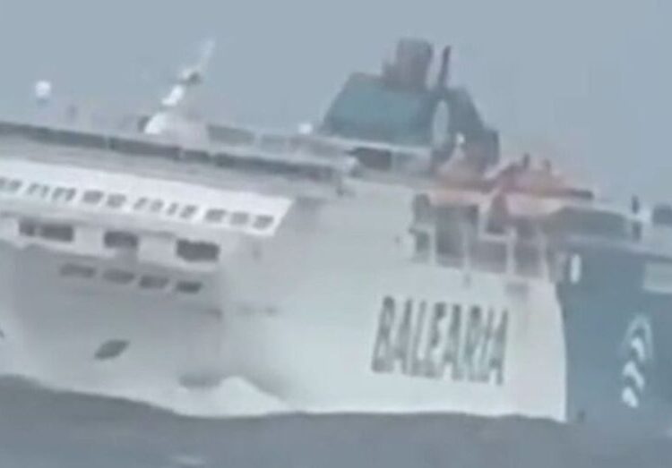 El temporal en el Estrecho obliga a un ferry con destino a Ceuta a darse la vuelta: El buque de Baleària regresa a Algeciras tras sufrir un fuerte golpe de mar