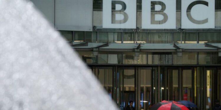 Trump inicia acciones legales contra la BBC por difamación