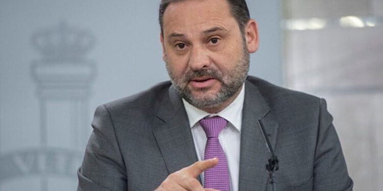 Ábalos pide a su familia un cuaderno y «ropa térmica» porque se congela en su celda de Soto del Real