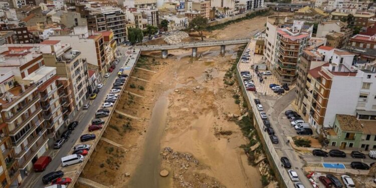 Autos de bomberos revelan orden de retirada del barranco del Poyo