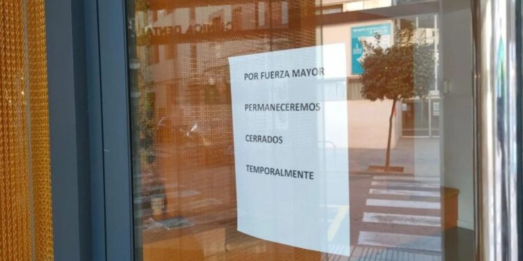 Detienen al anestesista de la clínica dental de Alzira por la muerte de una niña de seis años