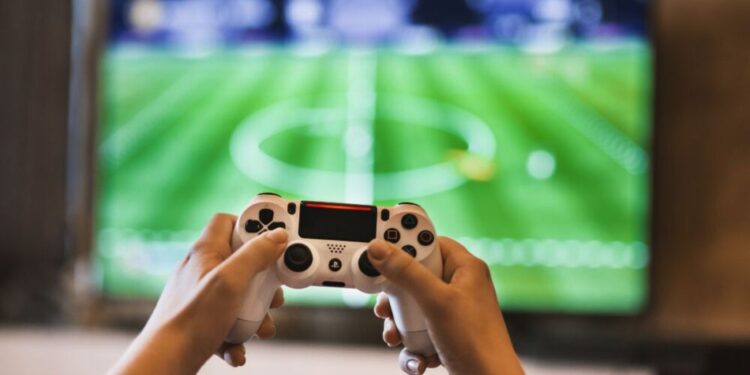 «Calla y vete a la cocina»: el machismo que sigue acosando a las ‘gamers’ en España