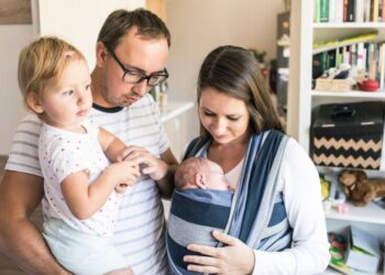 El nuevo permiso retribuido de dos semanas para el cuidado de los hijos se podrá solicitar desde el 1 de enero de 2026: así debes hacerlo